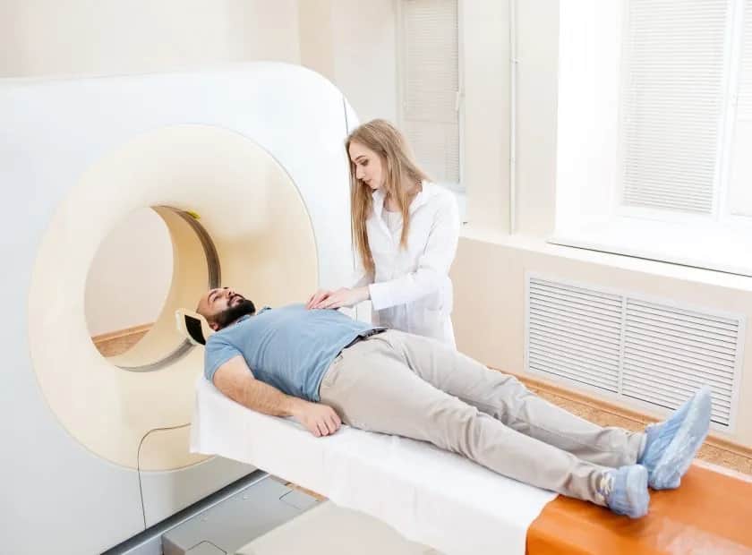 Czy lekarz rehabilitacji może wystawić skierowanie na rezonans?