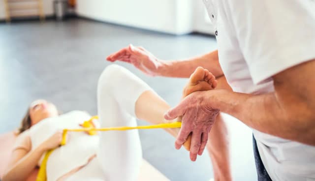Jak długo trwa rehabilitacja po złamaniu kostki i co wpływa na czas?